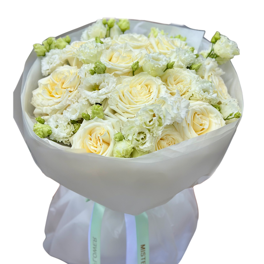 Buchet Ivory Serenity cu trandafiri ivoire și lisianthus alb – Mister Flower