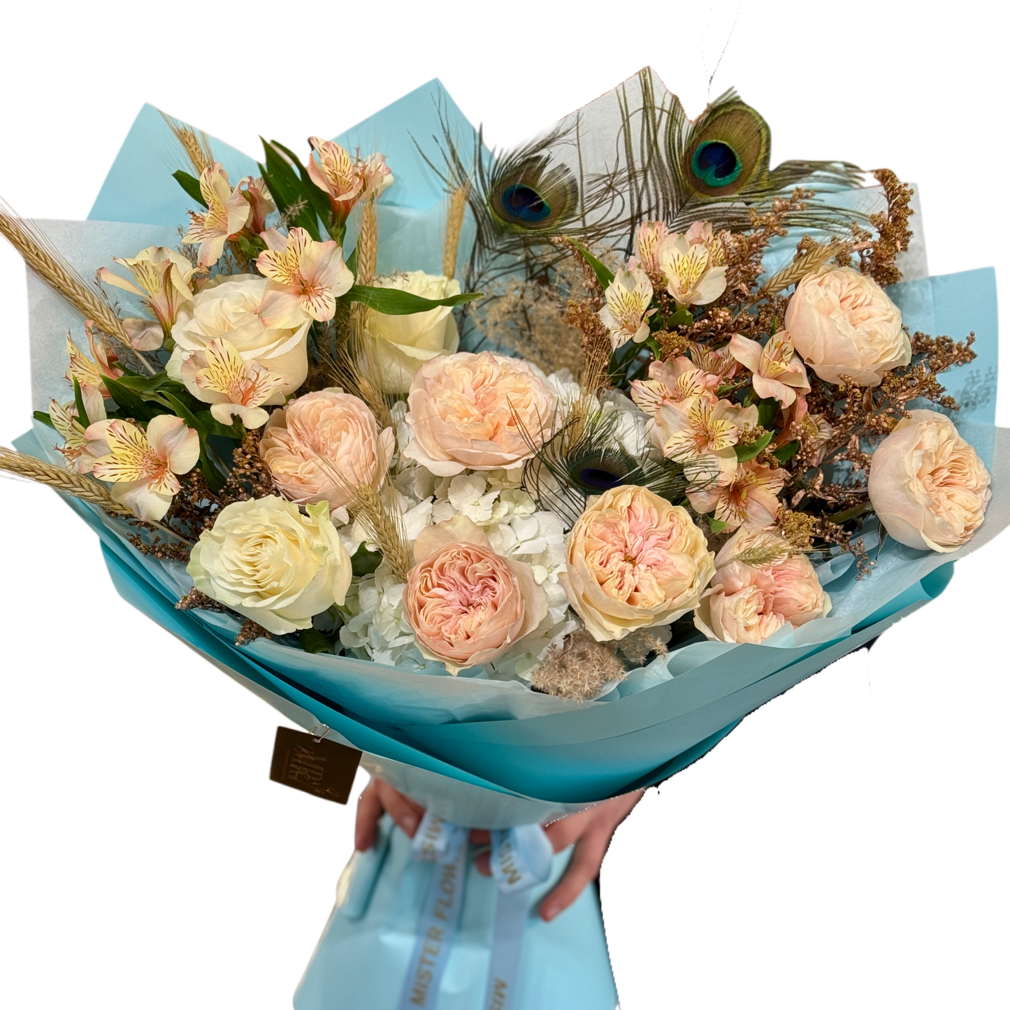 Buchet La Vie en Bleu cu trandafiri crem și piersică, hortensie, alstroemeria și pene de păun