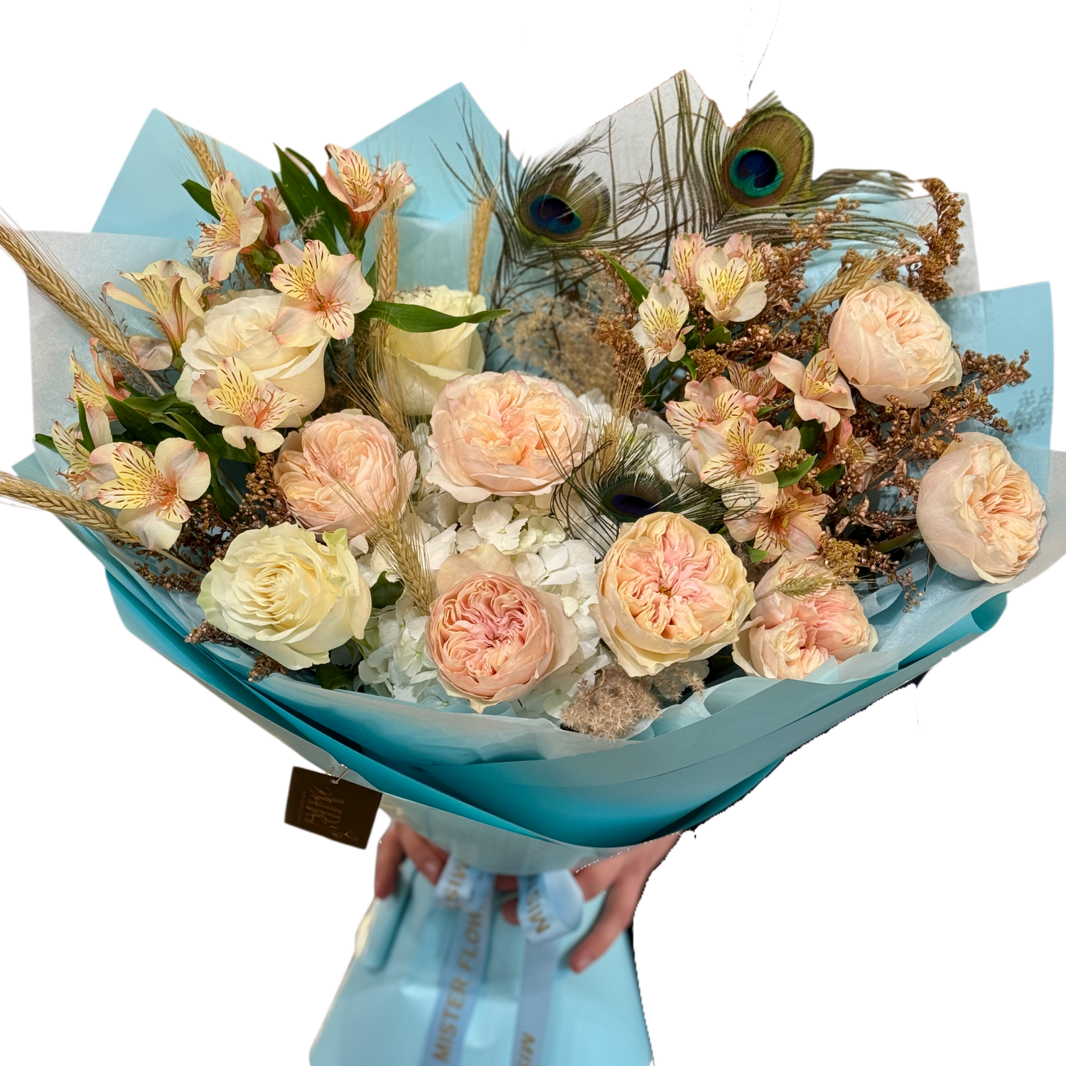 Buchet La Vie en Bleu cu trandafiri crem și piersică, hortensie, alstroemeria și pene de păun