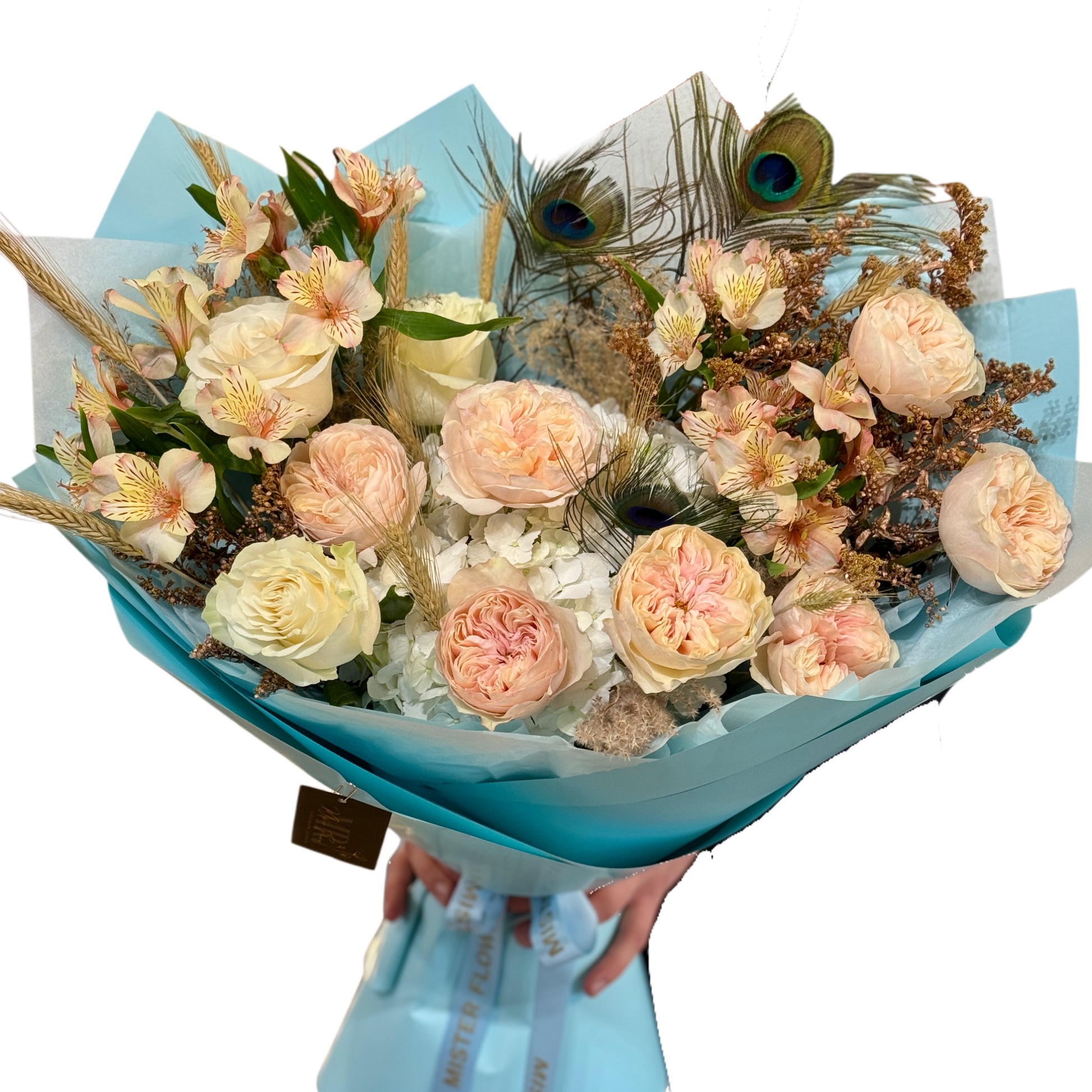 Buchet La Vie en Bleu cu trandafiri crem și piersică, hortensie, alstroemeria și pene de păun
