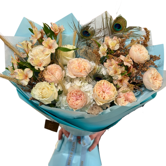 Buchet La Vie en Bleu cu trandafiri crem și piersică, hortensie, alstroemeria și pene de păun