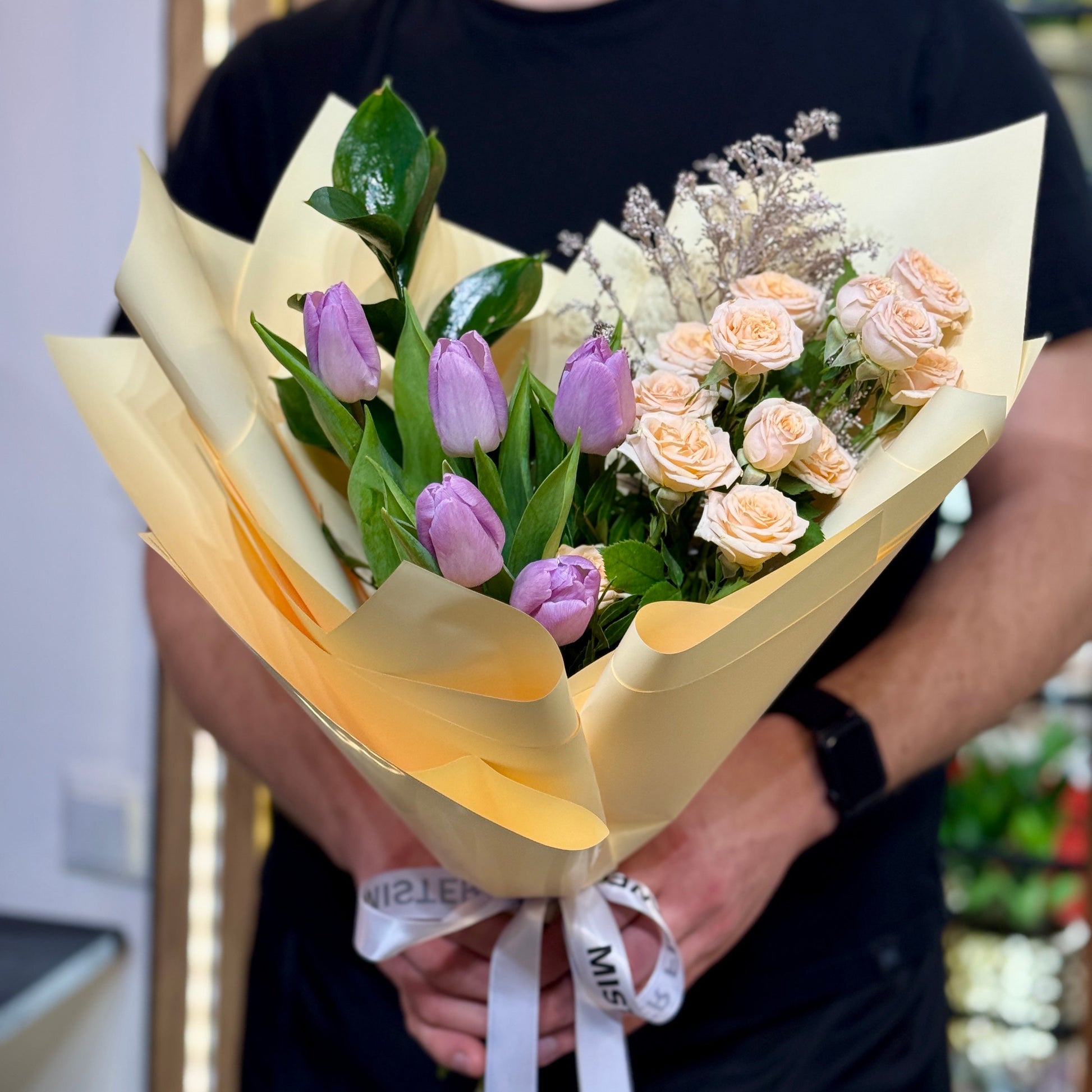 Buchet „Lavender Grace” cu lalele mov și mini trandafiri crem – Mister Flower Florești