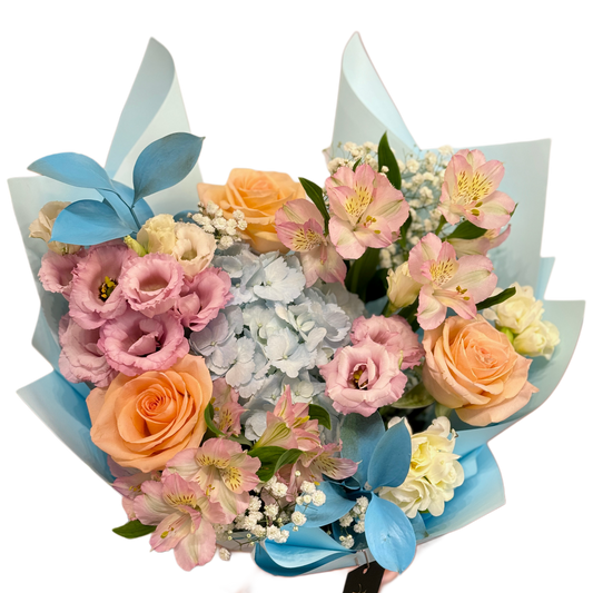 Buchet Pastel Bloom cu hortensie albastră, trandafiri piersică și lisianthus