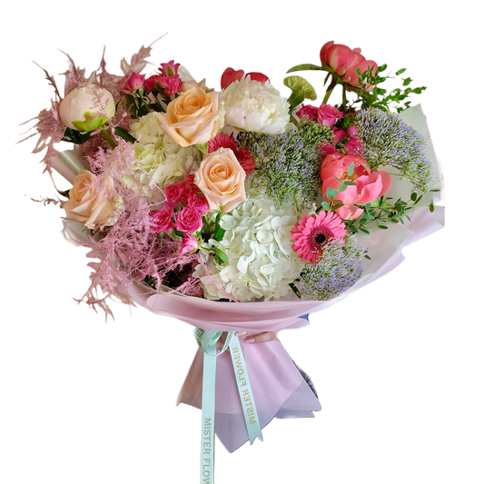 Buchet „Pastel Royale” cu bujori albi, hortensie și trandafiri piersică – Mister Flower Florești