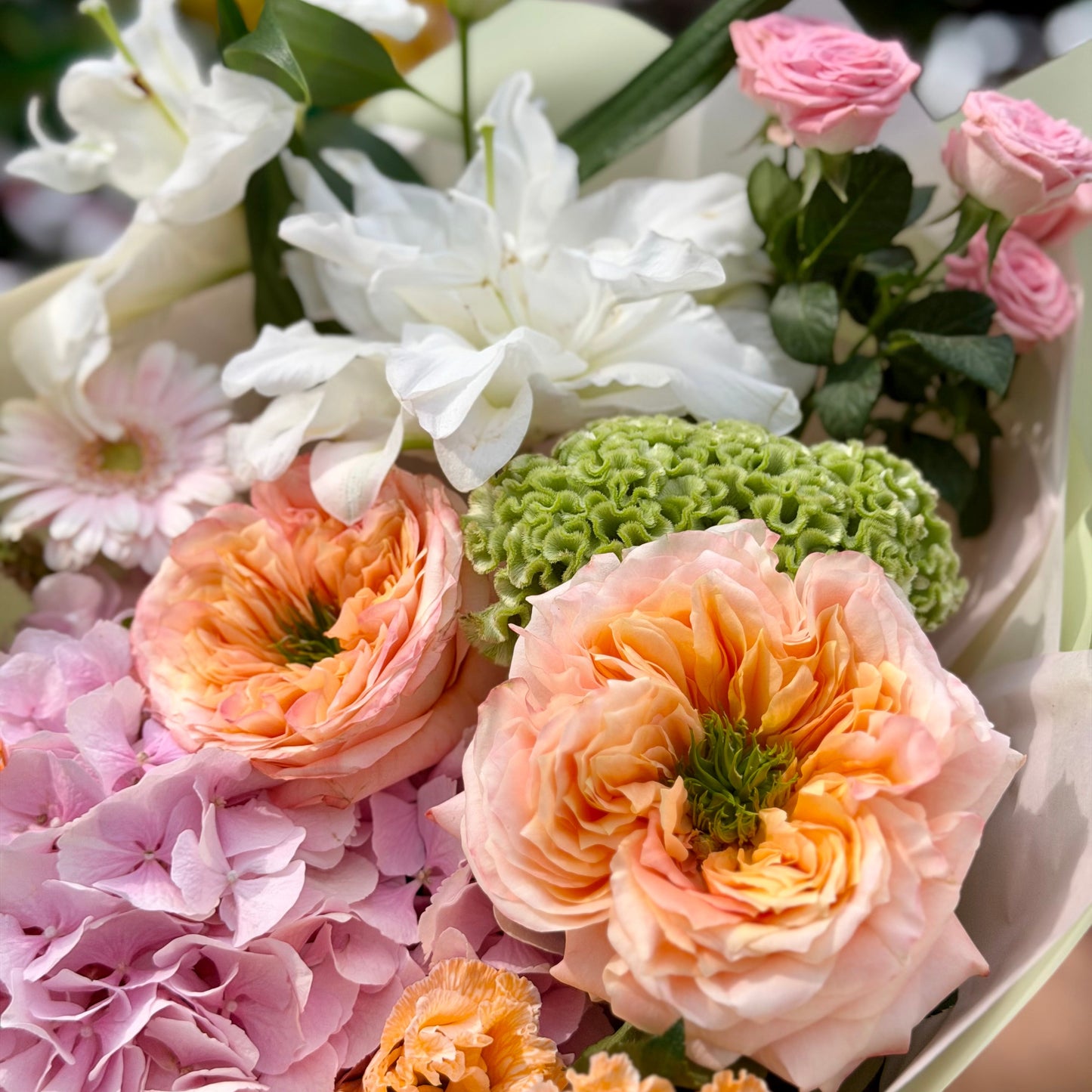 Buchet Peach Garden în nuanțe de roz, piersică și verde cu livrare în Cluj