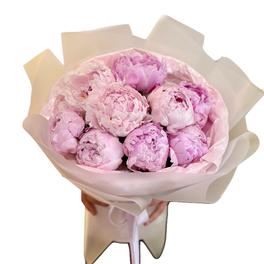 Buchet generos cu bujori roz proaspeți, realizat de florăria Mister Flower