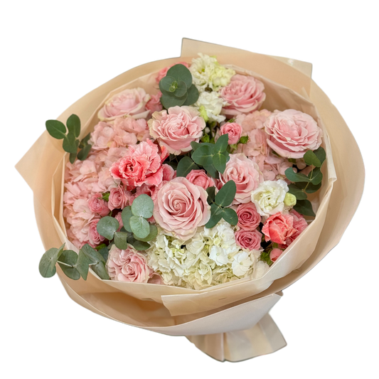 Buchet „Pink Symphony” cu trandafiri roz și hortensie, realizat de Mister Flower Florești