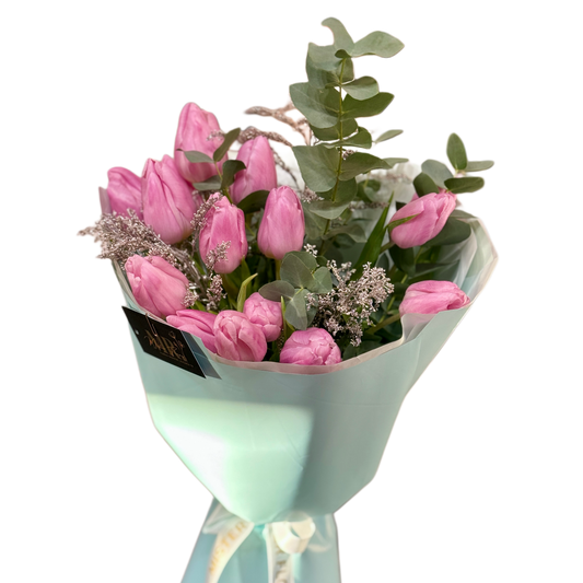 Buchet „Pink Tulip Dream” cu lalele roz și eucalipt – Mister Flower Florești