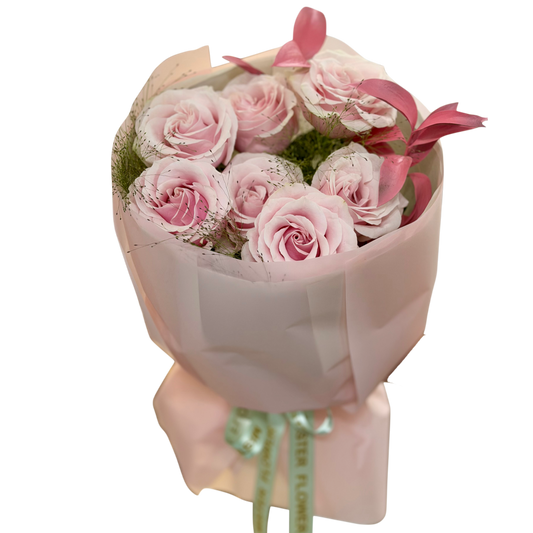 Buchet Pink Whisper cu trandafiri roz premium și verdeață decorativă, realizat de Mister Flower Cluj