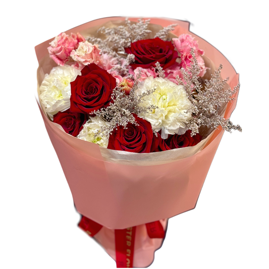 Buchet „Red Elegance” cu trandafiri roșii și bujori albi, realizat de Mister Flower Florești