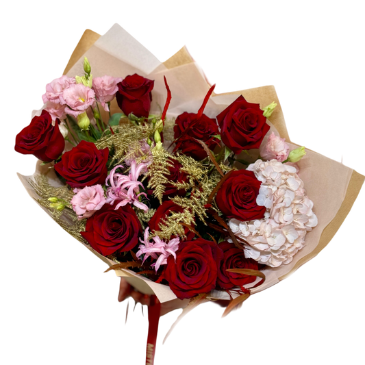 Buchet premium elegant în nuanțe de roșu și roz cu accente aurii