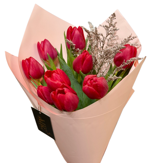 Buchet „Red Tulip Grace” cu lalele roșii, realizat de Mister Flower Florești