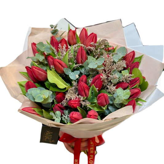Buchet Red Tulip Spring cu lalele roșii și eucalipt, ambalat elegant
