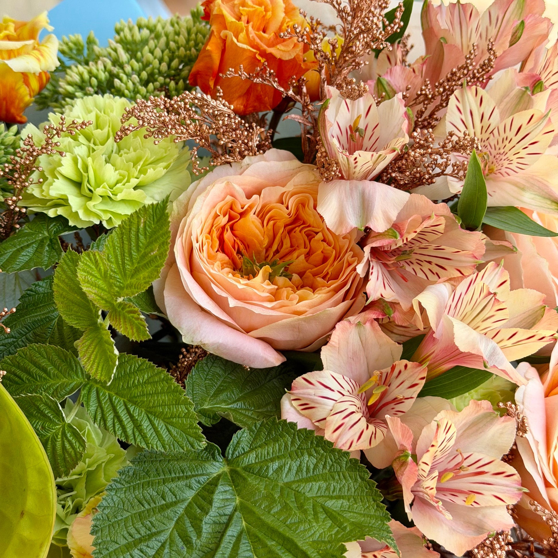 Buchet Tropical Sunset în nuanțe verde, piersică și portocaliu – livrare Cluj și Florești
