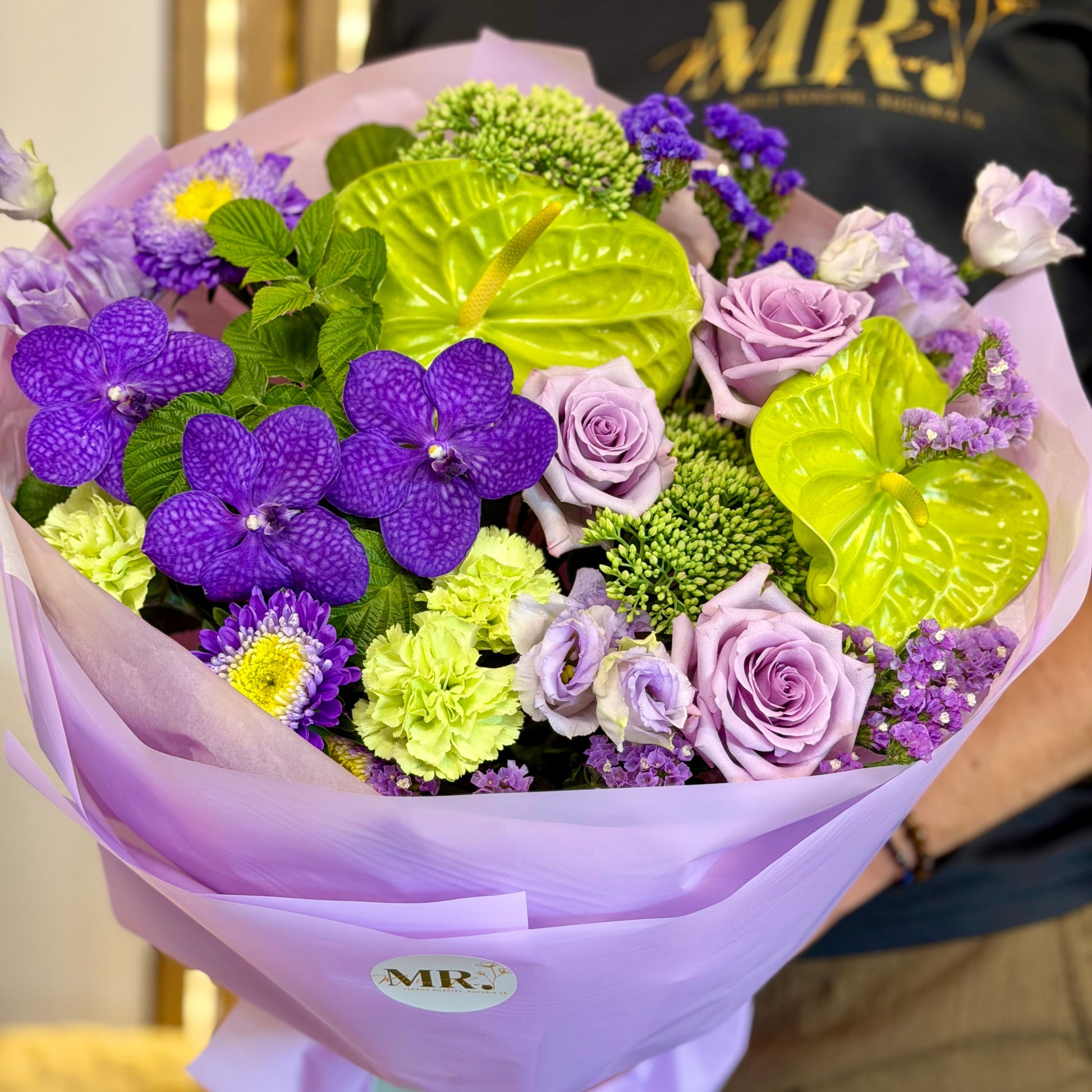 Buchet Violet Muse cu orhidee Vanda violet, trandafiri lila și anthurium verde