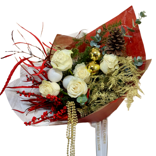 Buchet Winter Glow cu trandafiri albi, ilex roșu și accente aurii