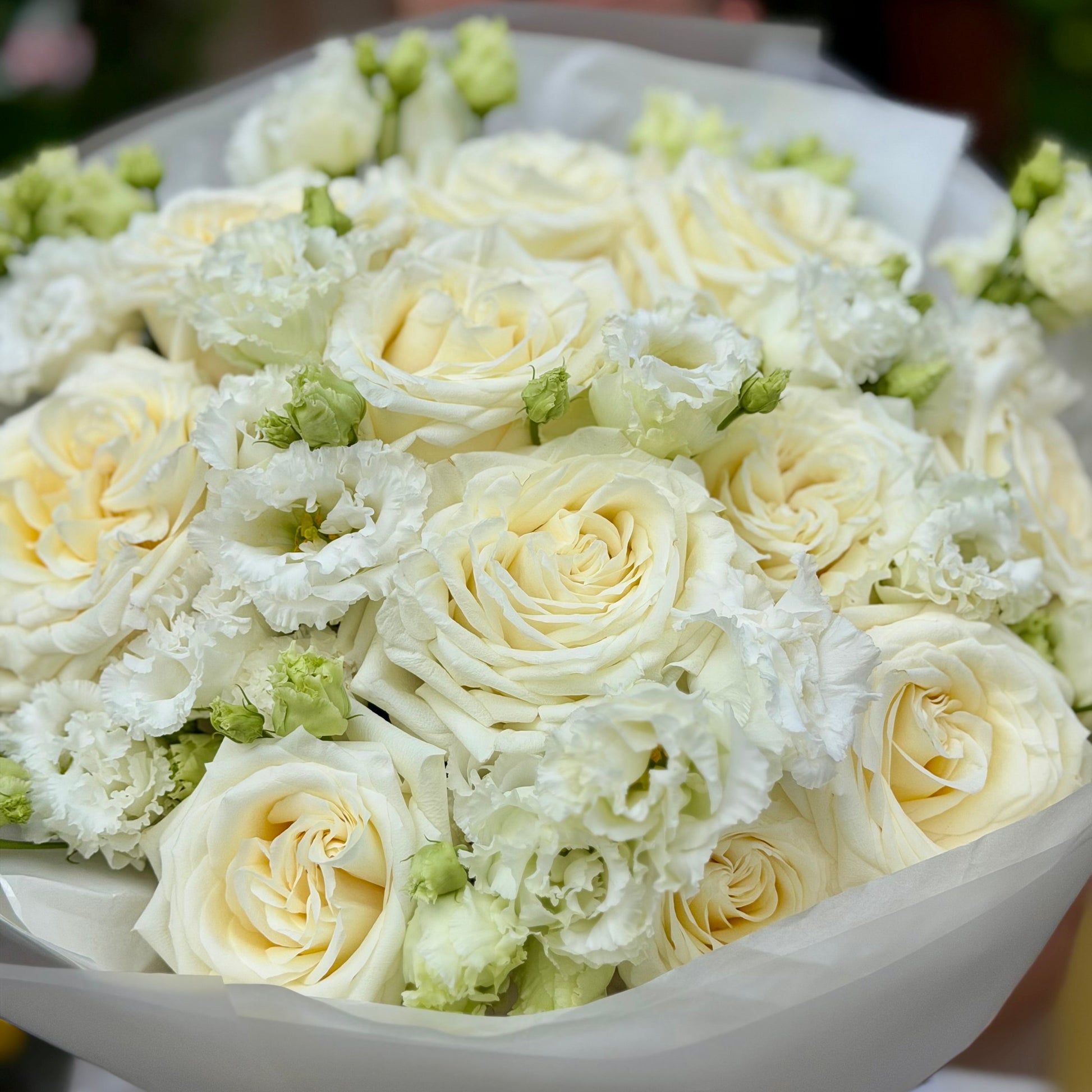 Buchet alb Ivory Serenity din trandafiri și lisianthus cu livrare în Cluj și Florești