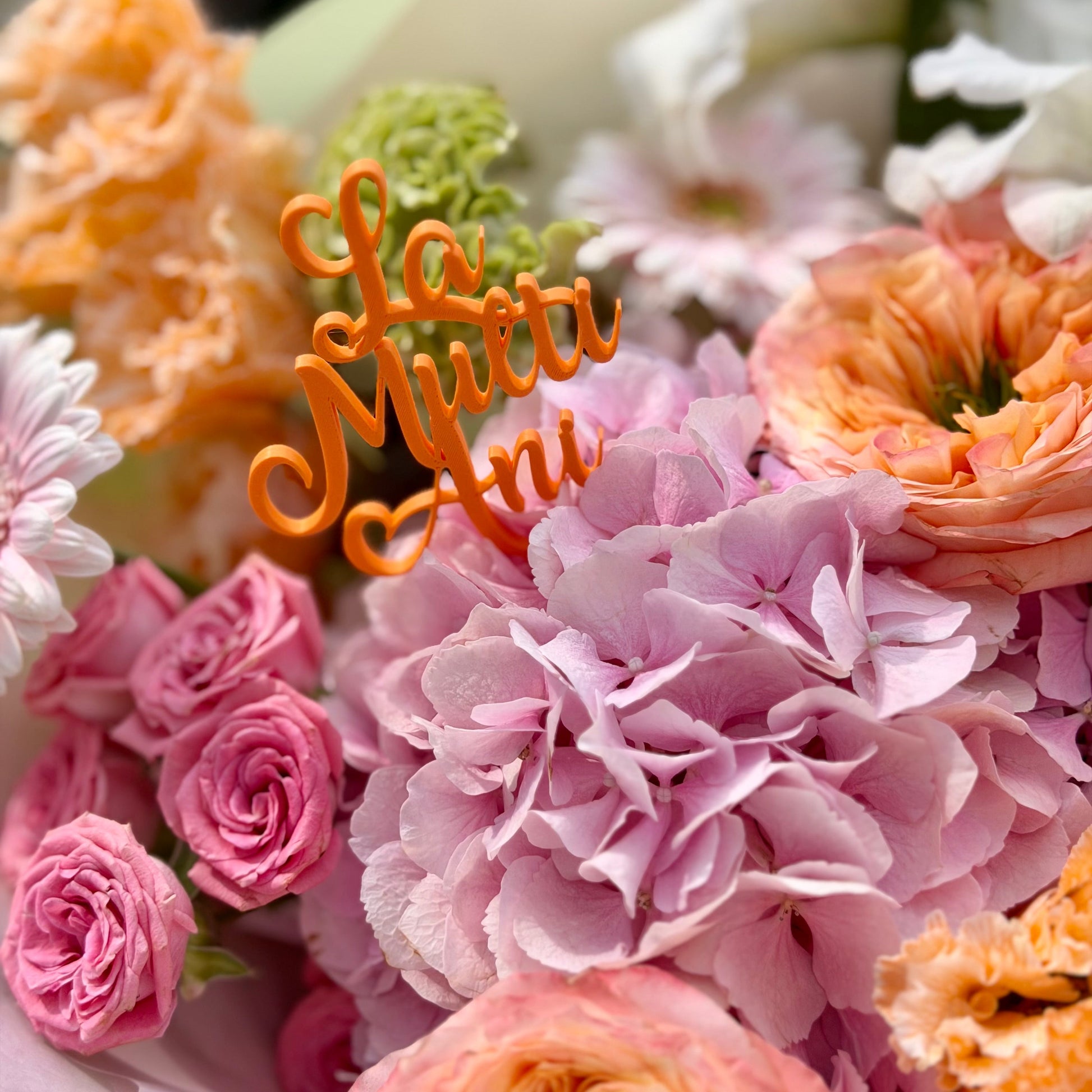 Buchet colorat cu hortensie, trandafiri și crin alb – Mister Flower Cluj