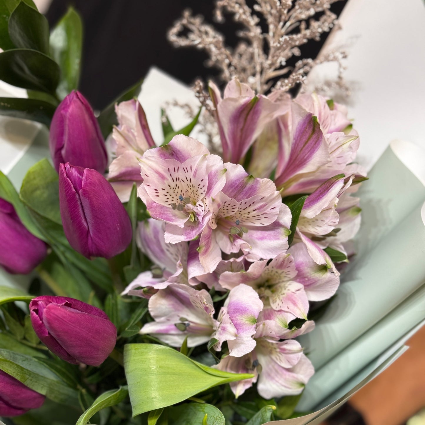Buchet cu lalele mov și flori de sezon, livrare Florești și Cluj-Napoca – Mister Flower