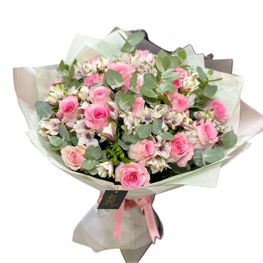 Buchet cu trandafiri roz și alstroemeria albă, accente de eucalipt – Florăria Mister Flower Florești Cluj