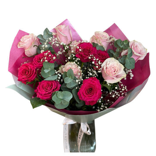 Buchet cu trandafiri roz pal și fucsia, verdeață și gypsophila – Florăria Mister Flower Florești Cluj