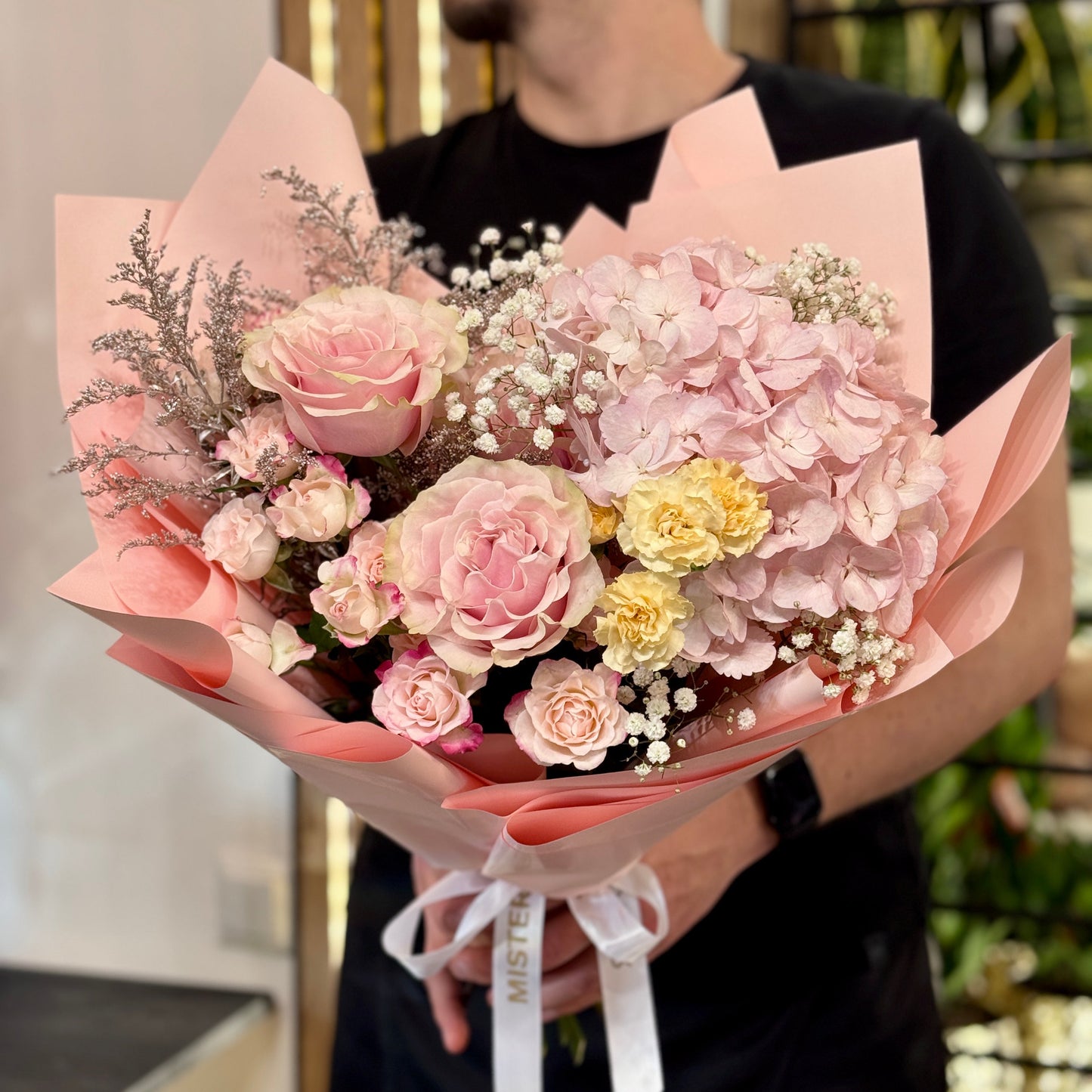 Buchet de flori delicat pentru Valentine’s Day și 8 Martie cu trandafiri roz și hortensie
