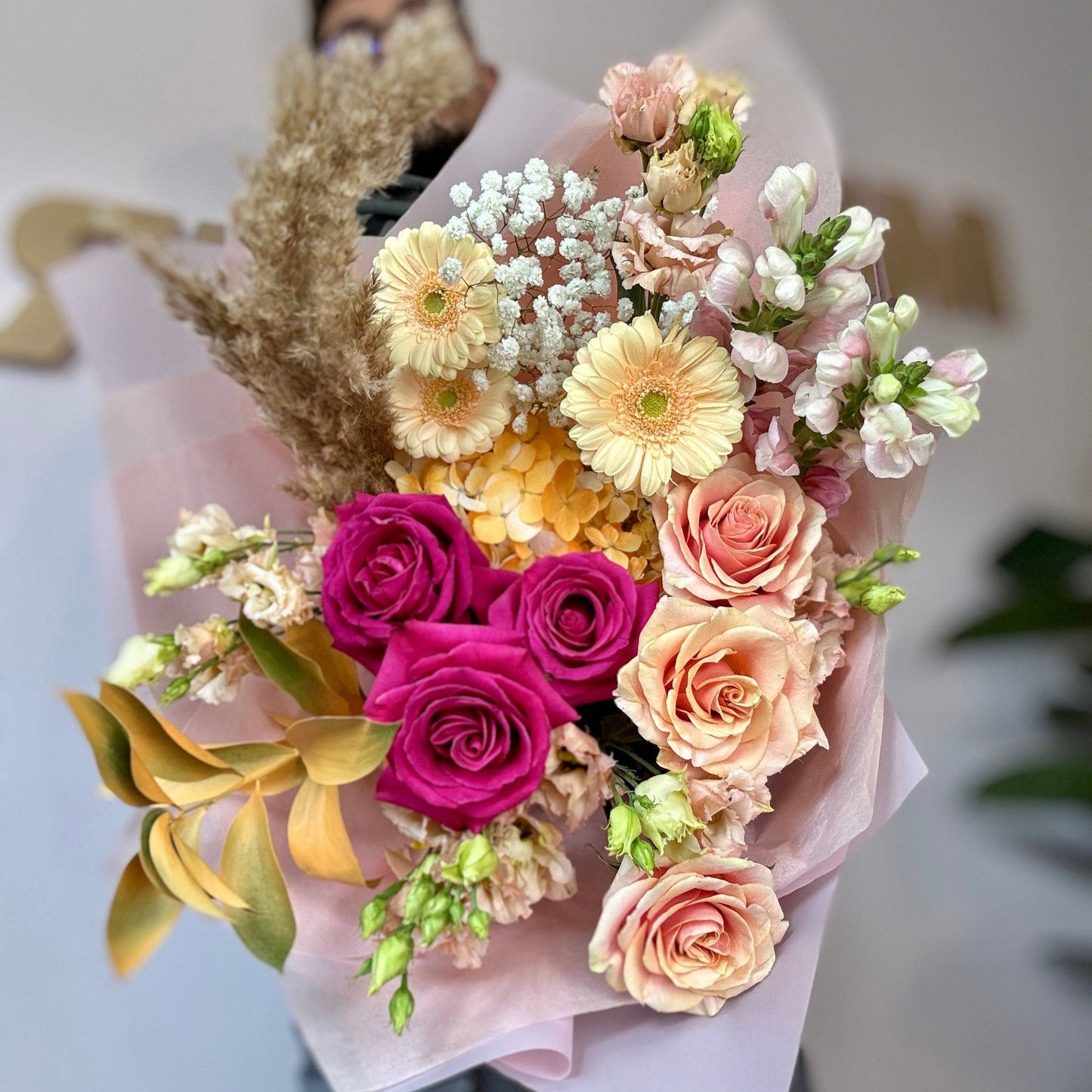 Buchet elegant cu trandafiri fucsia, hortensie galbenă și flori pastel – livrare Cluj