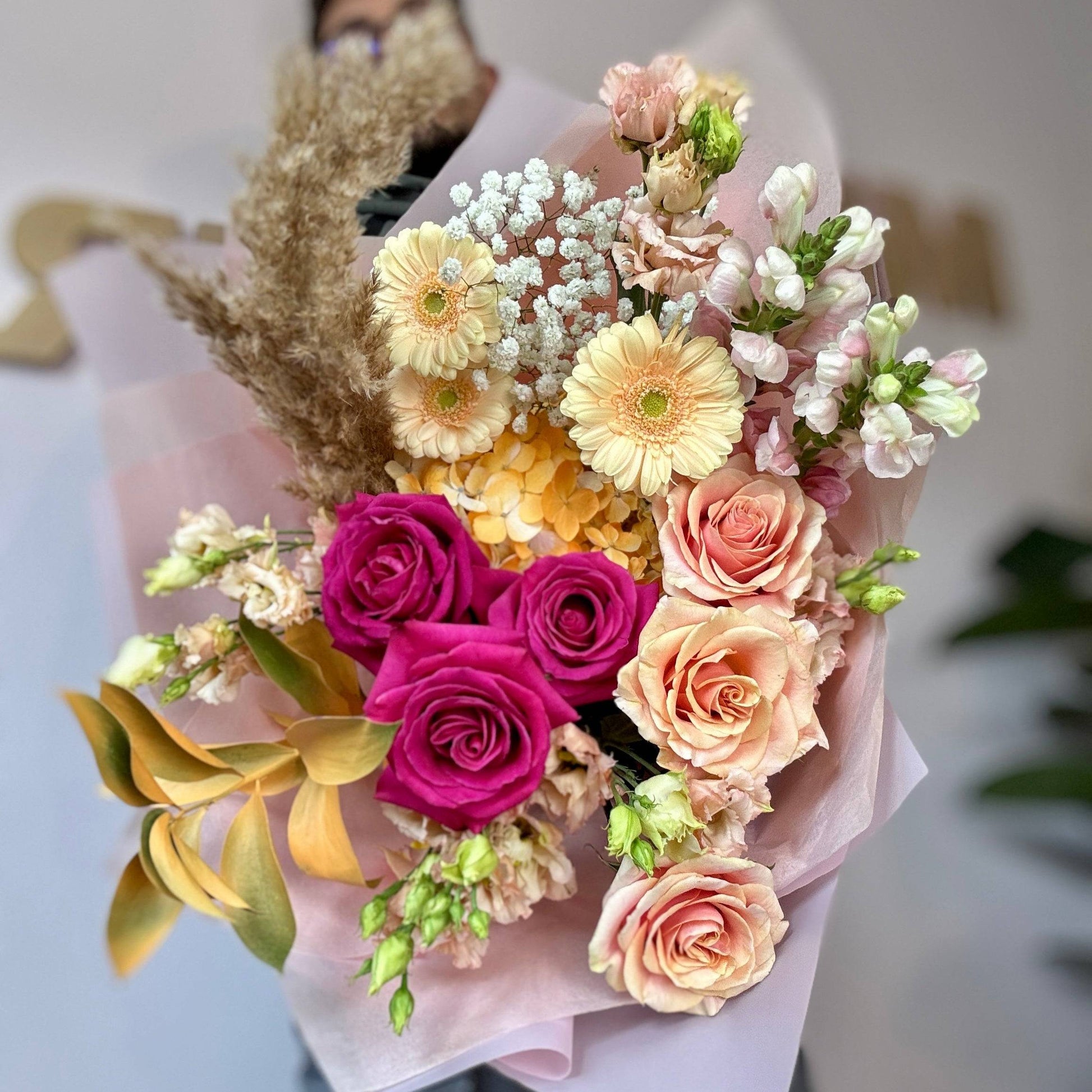 Buchet elegant cu trandafiri fucsia, hortensie galbenă și flori pastel – livrare Cluj