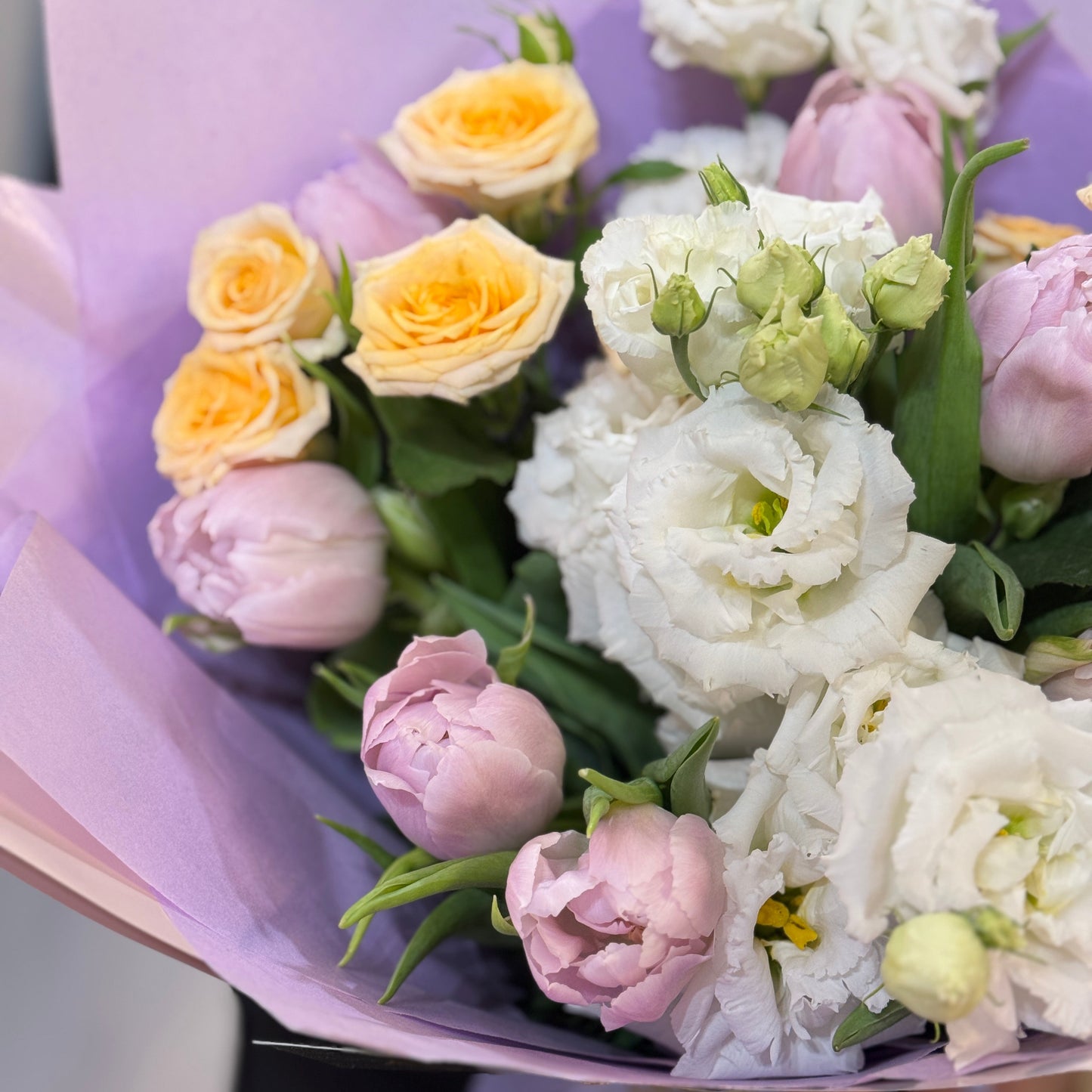 Buchet de flori proaspete cu lalele și trandafiri, livrare Florești și Cluj-Napoca – Mister Flower