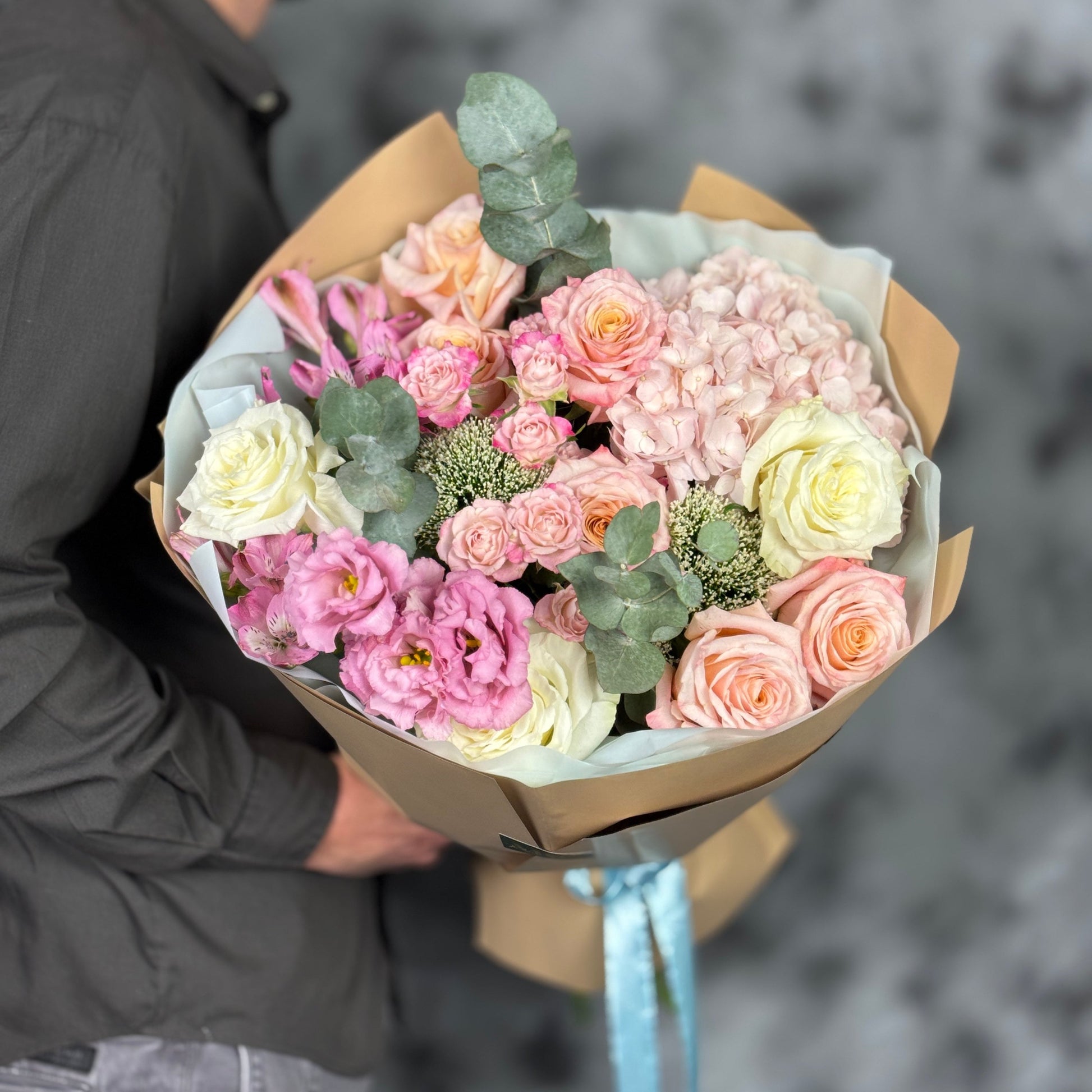 Buchet pastelat cu hortensii, trandafiri roz, lisianthus și eucalipt, realizat în Florăria nr. 1 din Florești, Cluj.