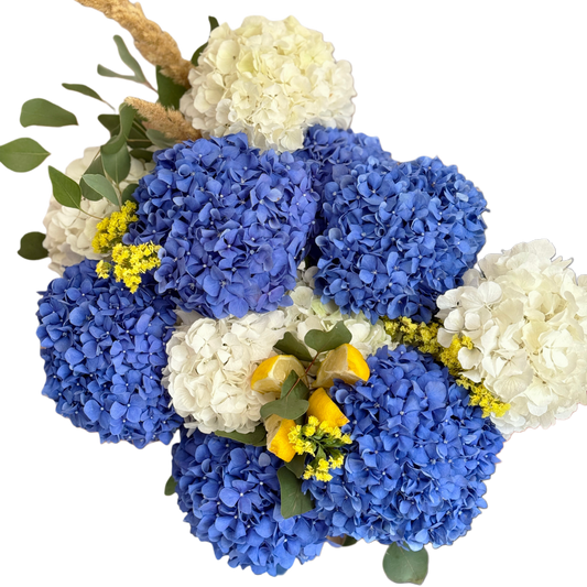 Buchet de hortensii albastre și albe cu accente galbene – Florăria Mister Flower Florești Cluj
