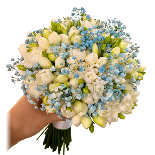 Buchet de mireasă Blue Freesia cu frezii albe și gypsophila bleu
