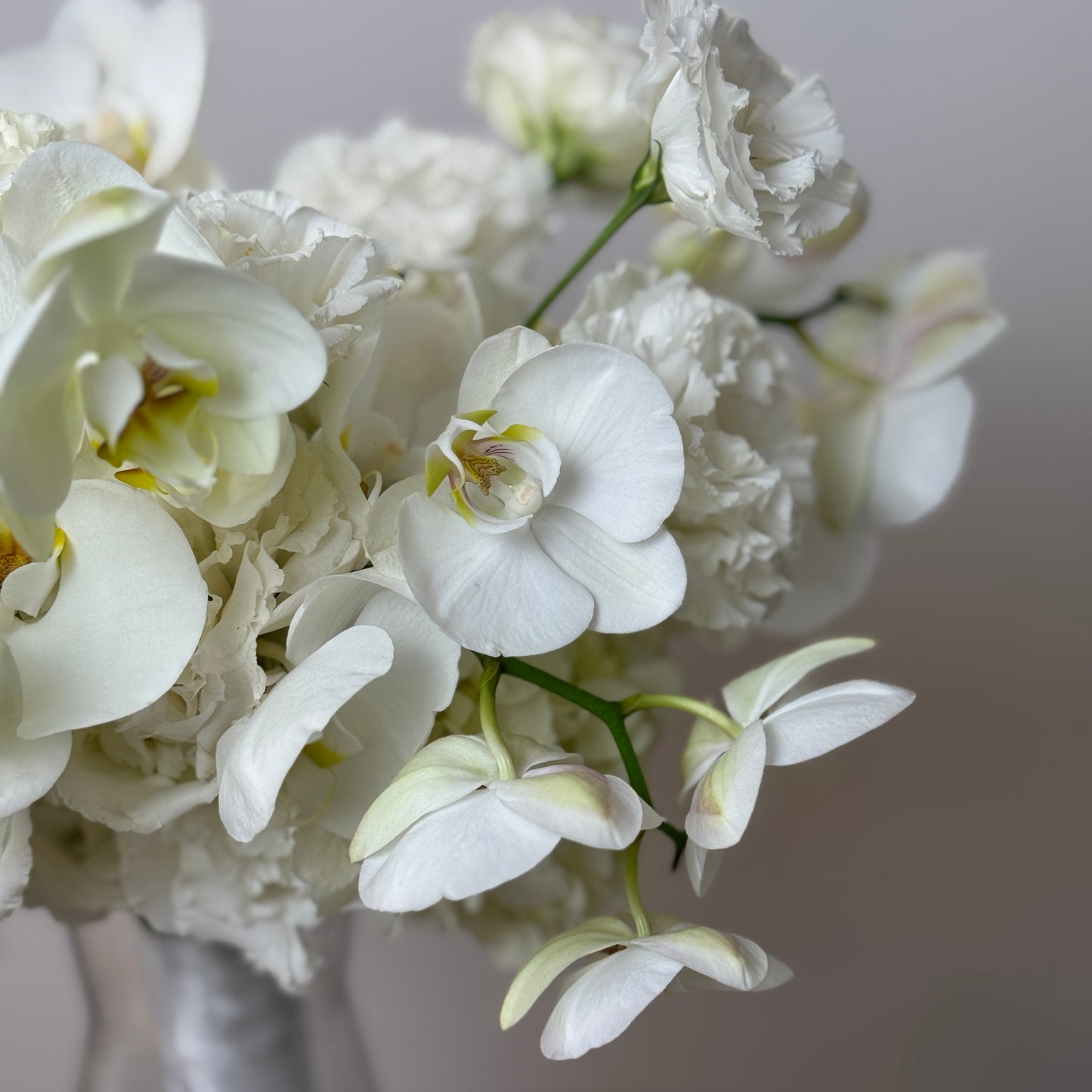 Buchet de mireasă elegant cu orhidee și flori albe – cadou nuntă premium Cluj