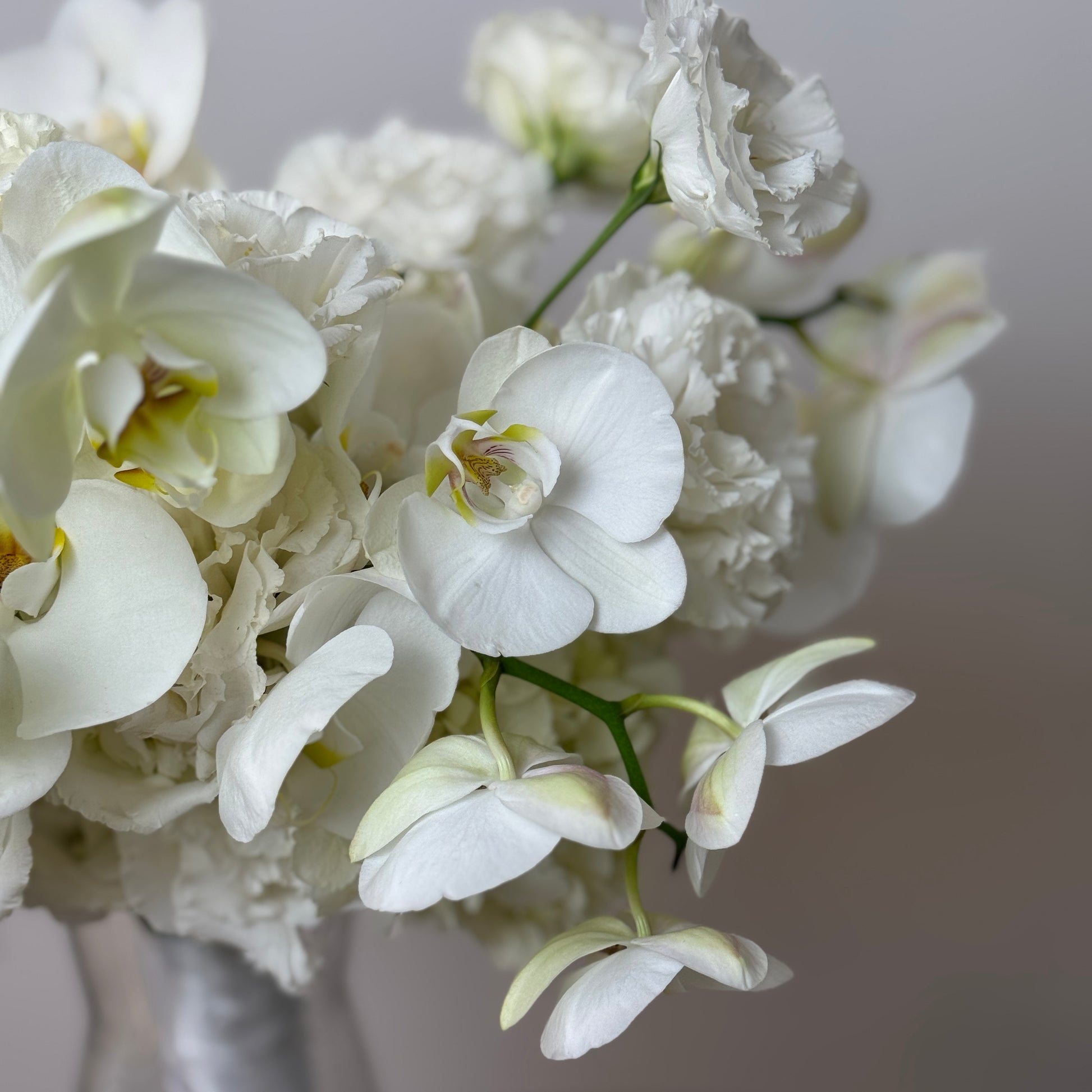 Buchet de mireasă elegant cu orhidee și flori albe – cadou nuntă premium Cluj