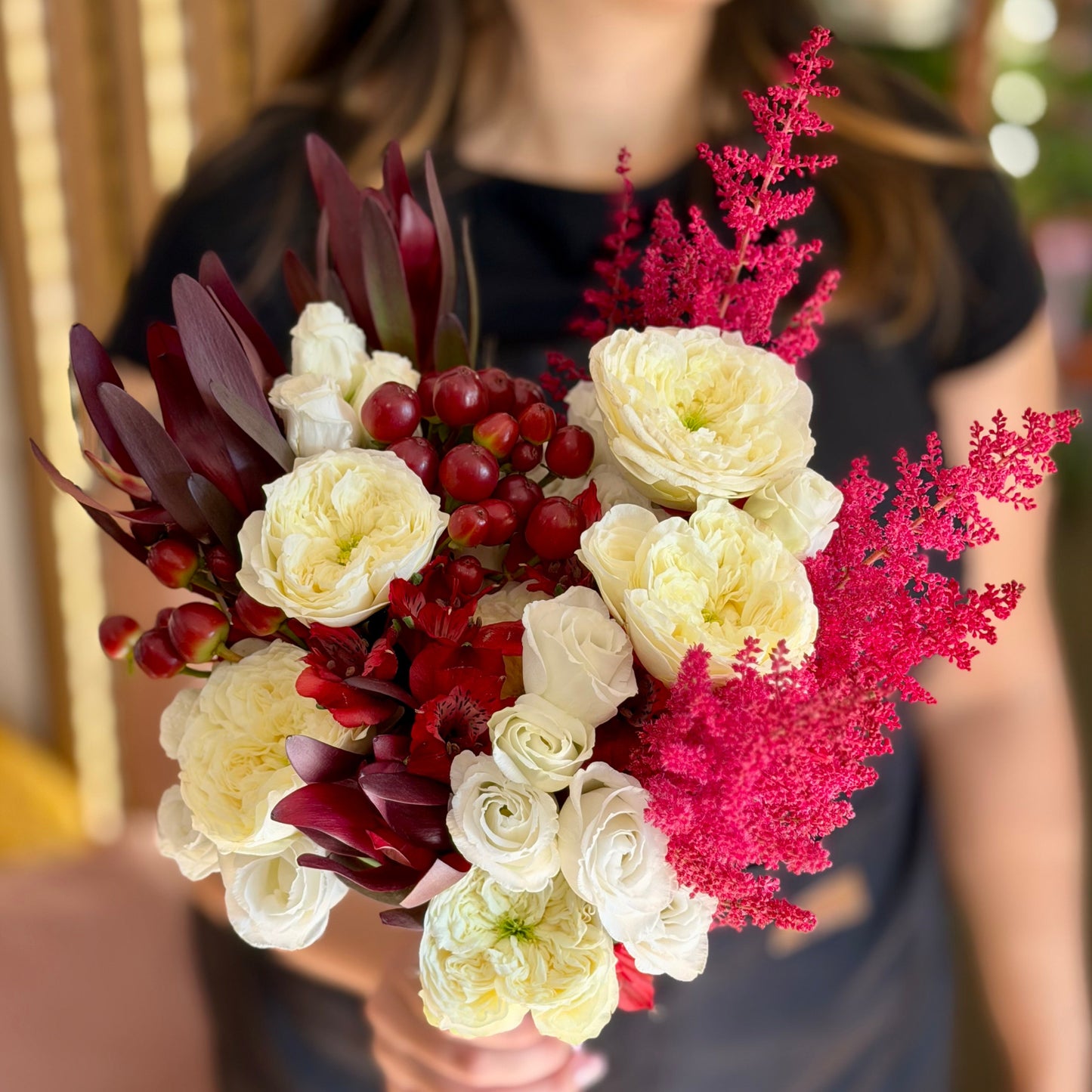 Buchet de mireasă în nuanțe roșu, fucsia și ivoire cu trandafiri și astilbe – Cluj
