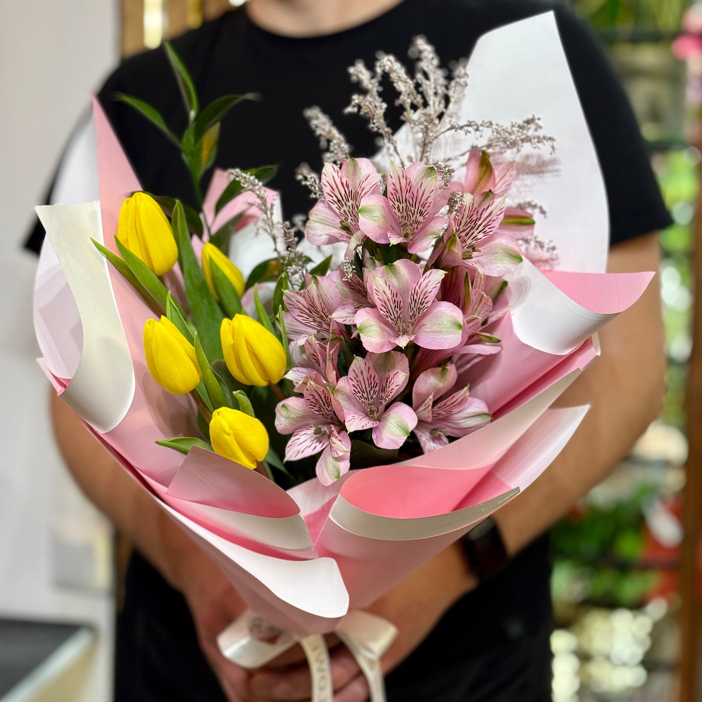 Buchet de primăvară cu lalele galbene pentru 8 Martie, realizat în Florești