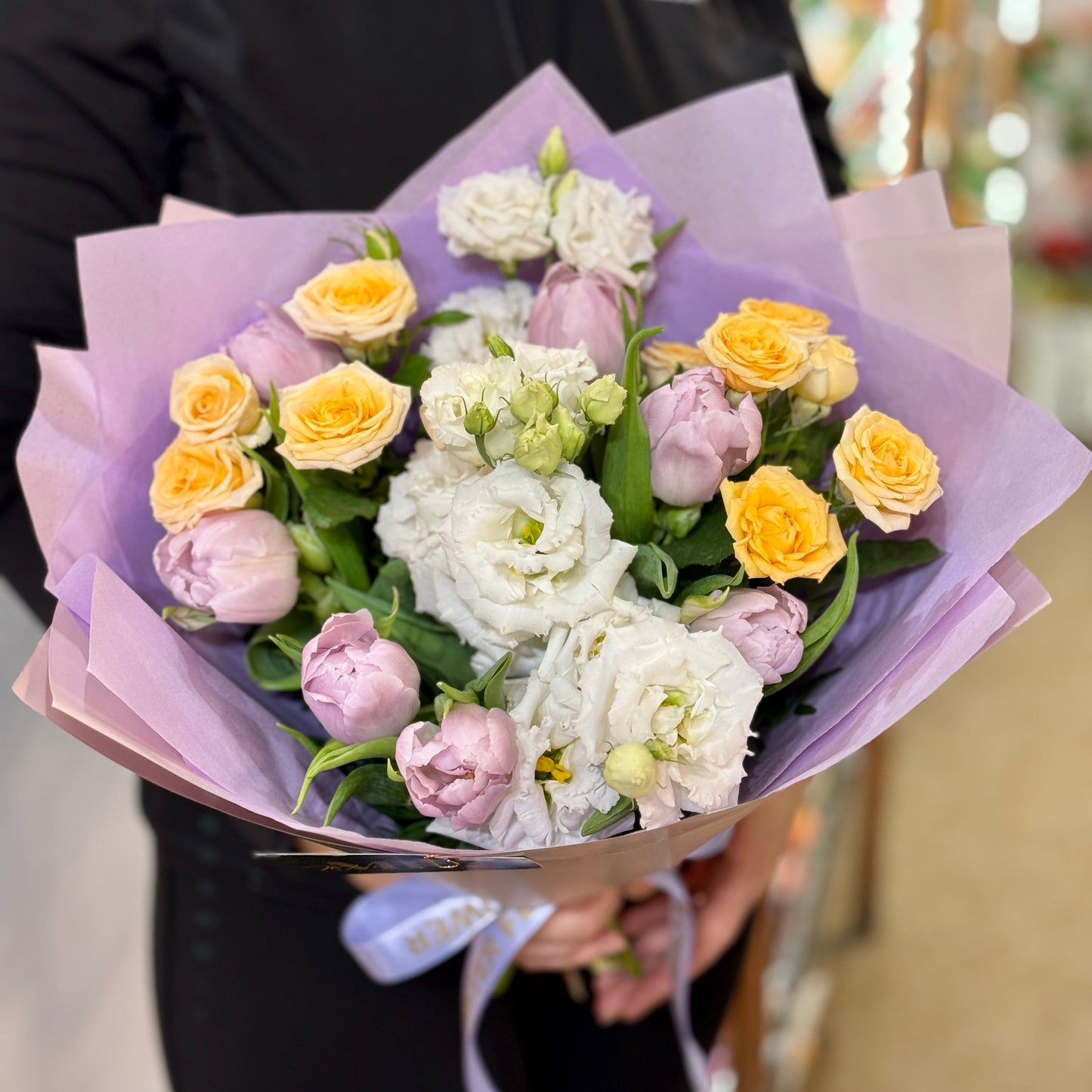 Buchet de primăvară cu trandafiri galbeni, lalele roz și lisianthus alb – Mister Flower Florești Cluj