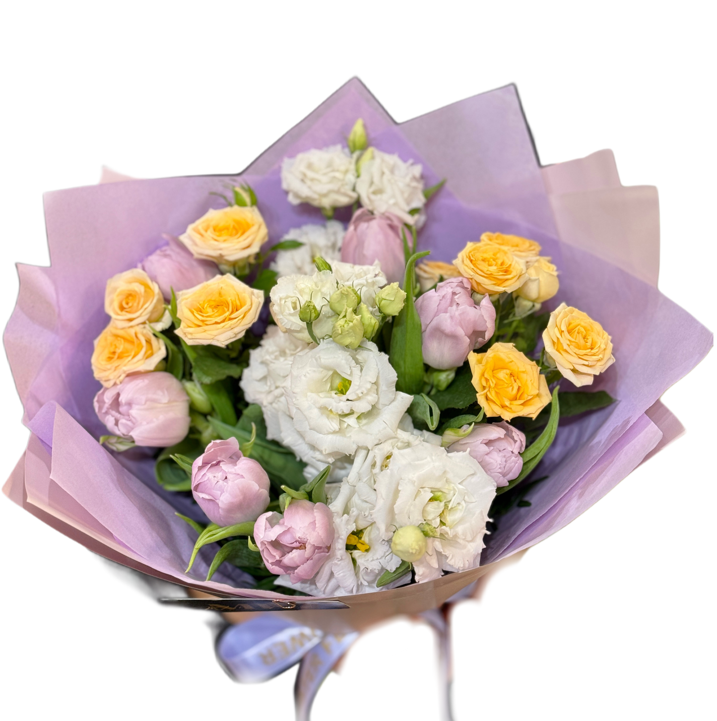 Buchet de primăvară cu trandafiri galbeni, lalele roz și lisianthus alb realizat de Mister Flower Florești Cluj