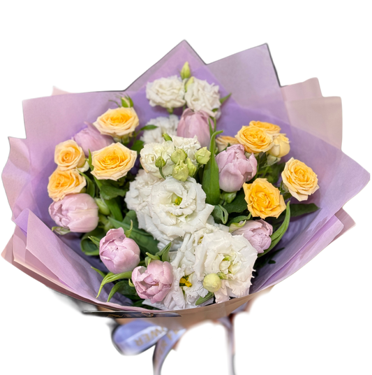 Buchet de primăvară cu trandafiri galbeni, lalele roz și lisianthus alb realizat de Mister Flower Florești Cluj