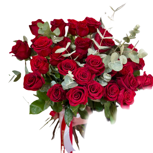 Buchet de trandafiri roșii proaspeți cu eucalipt – Red Roses Elegance