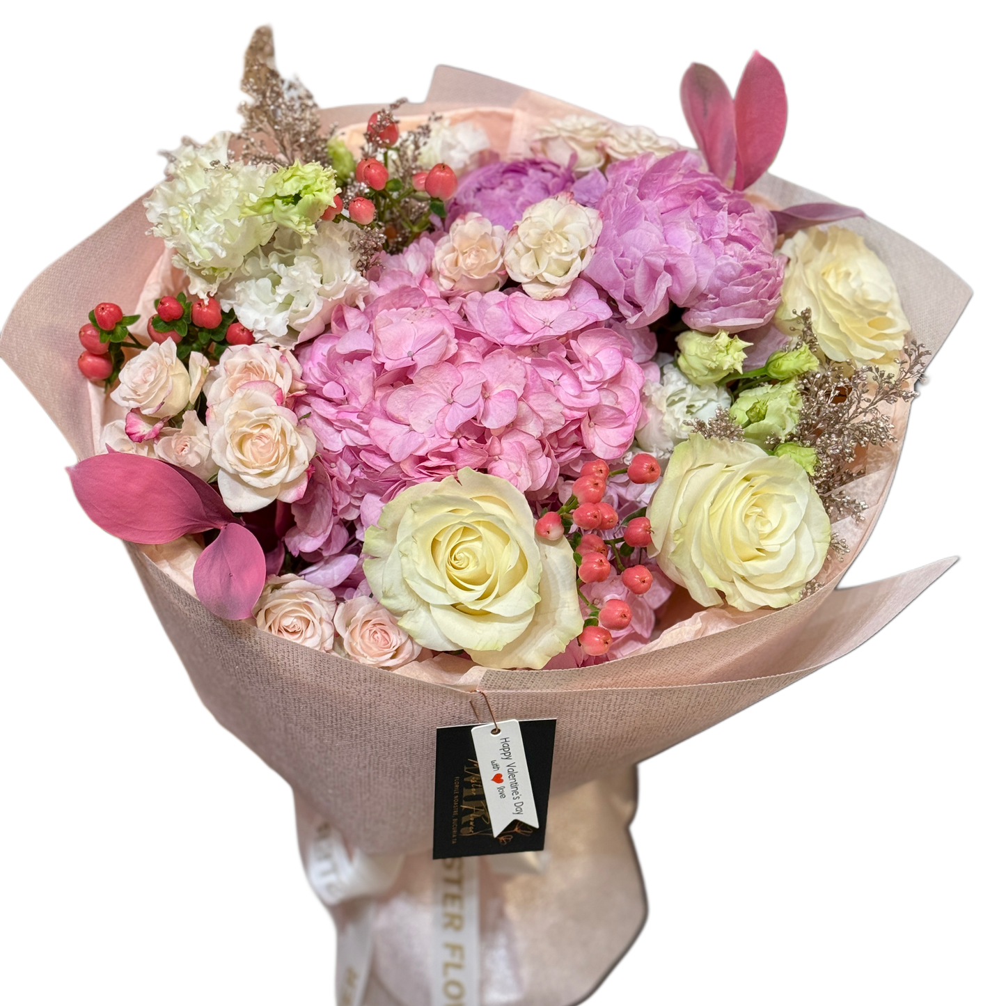 Buchet elegant cu hortensie roz, trandafiri ivory și mini-trandafiri crem, ambalat în hârtie pastel