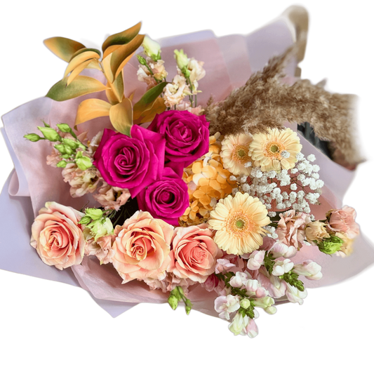 Buchet elegant cu trandafiri fucsia, hortensie galbenă și flori pastel – livrare Cluj