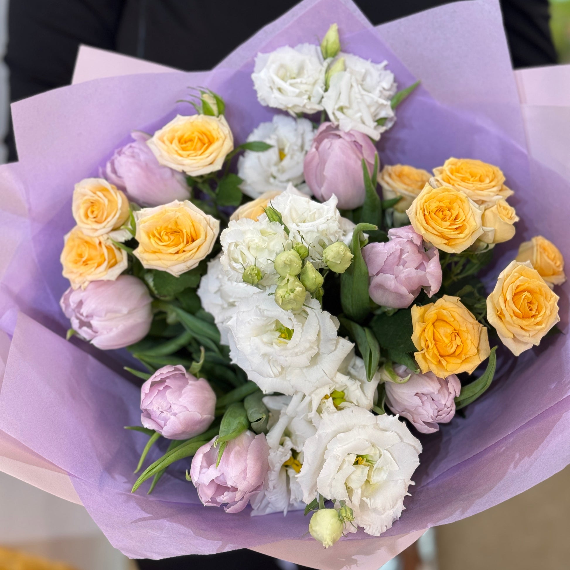 Buchet elegant de flori pentru 8 Martie și Valentine’s Day realizat de florăria Mister Flower din Florești