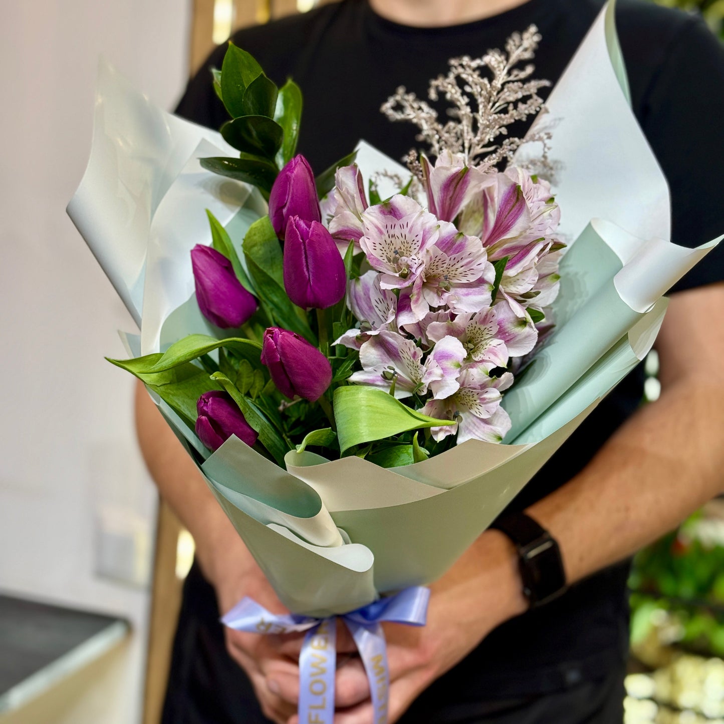 Buchet elegant de primăvară cu lalele mov pentru 8 Martie și Mărțișor, realizat în Florești