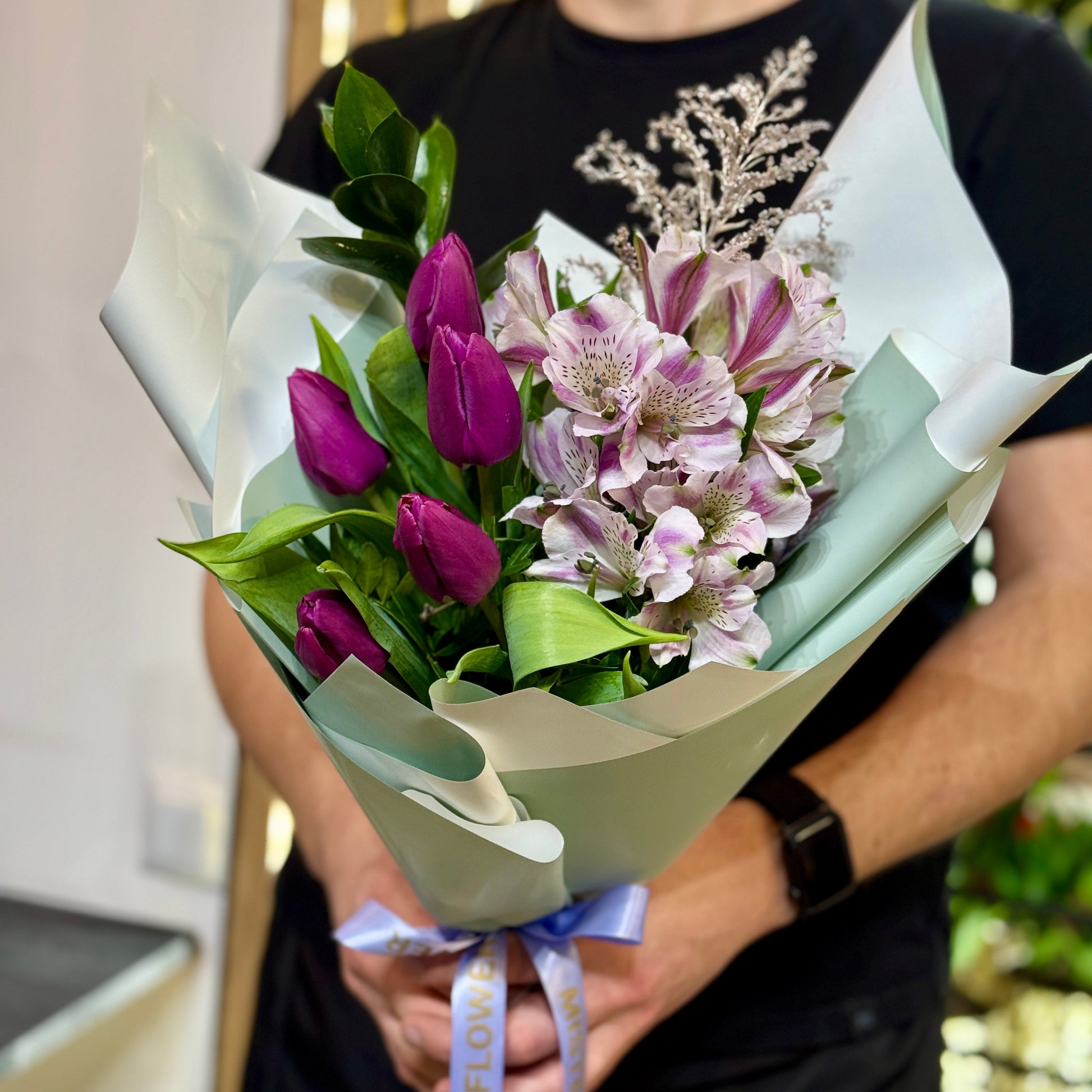 Buchet elegant de primăvară cu lalele mov pentru 8 Martie și Mărțișor, realizat în Florești