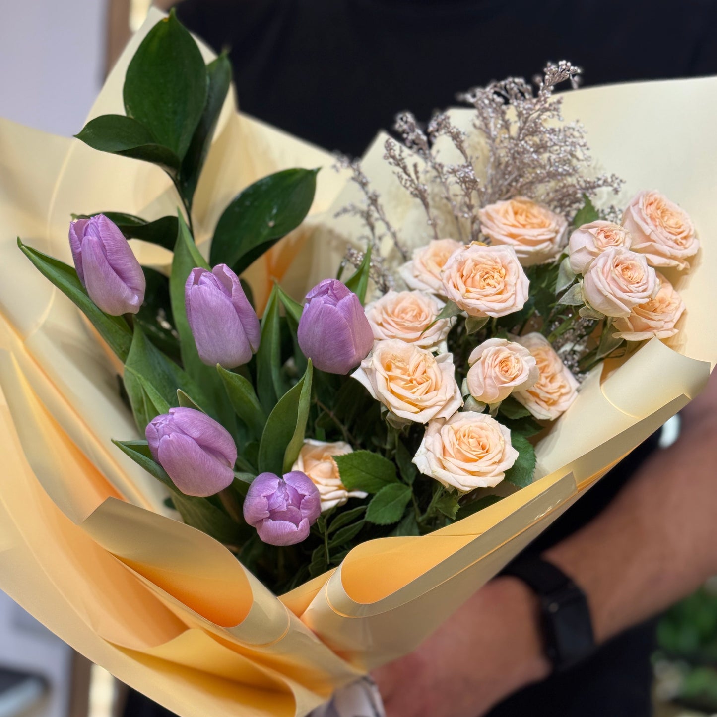 Buchet elegant de primăvară cu lalele mov pentru 8 Martie, realizat în Florești