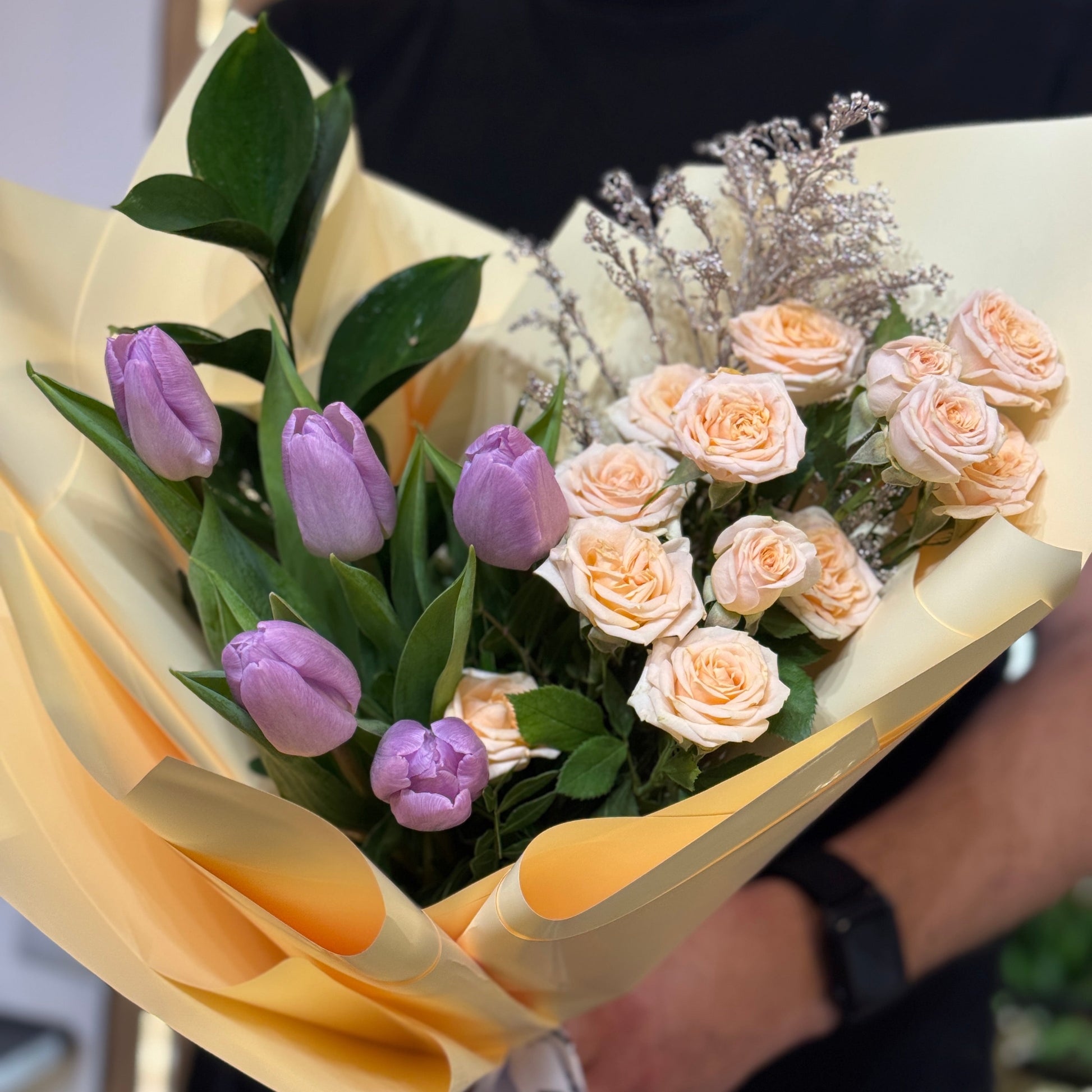 Buchet elegant de primăvară cu lalele mov pentru 8 Martie, realizat în Florești