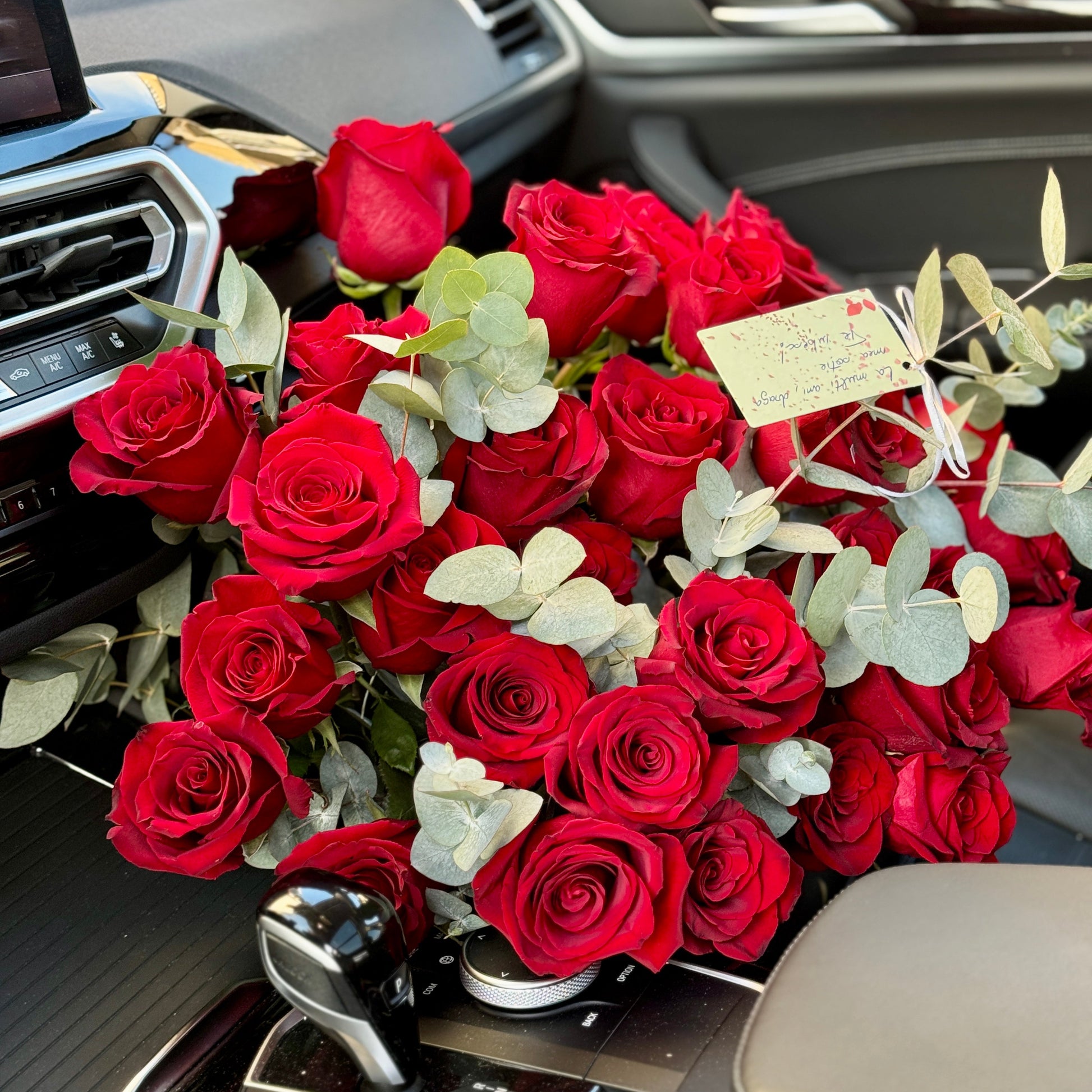 Buchet elegant de trandafiri roșii pentru ocazii speciale