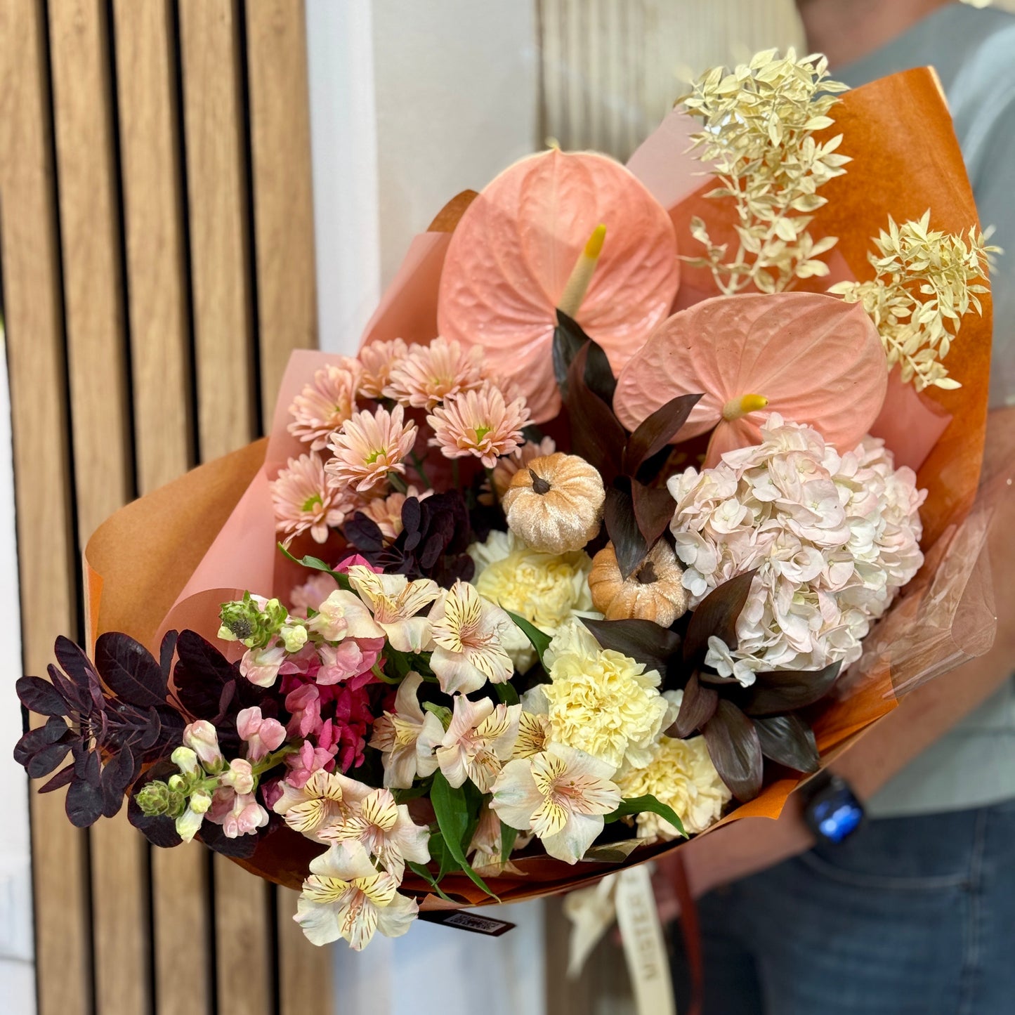 Buchet elegant în nuanțe de piersică și crem – Florăria Mister Flower Cluj