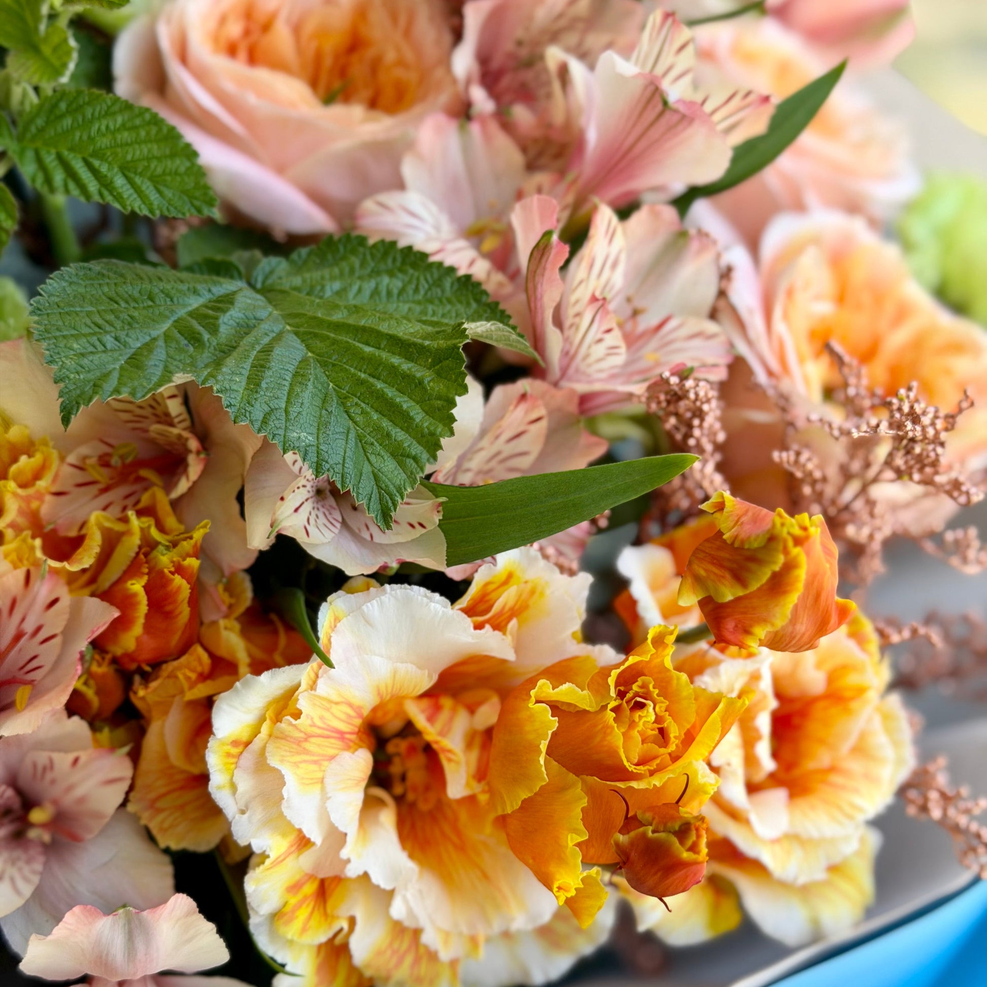 Buchet exotic cu anthurium verde, trandafiri peach și alstroemeria – livrare Cluj